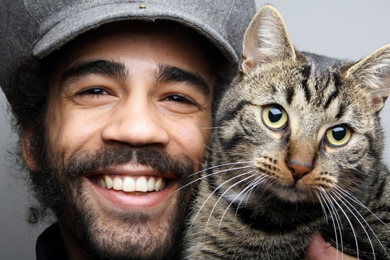 Posing With a Cat on Your Dating App Profile Might Hurt, Not Help